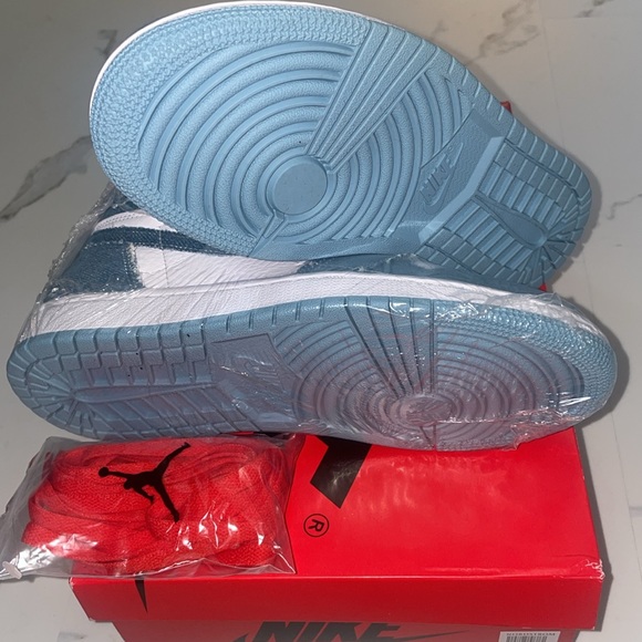 Nike Air Jordan 1 Retro HI OG - Picture 7 of 8